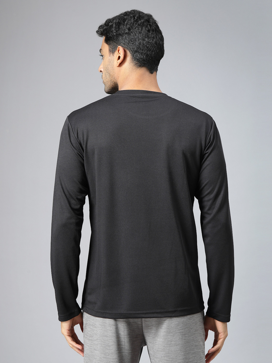 Image of HRX by Hrithik Roshan Solid Men Round Neck Black T-Shirt