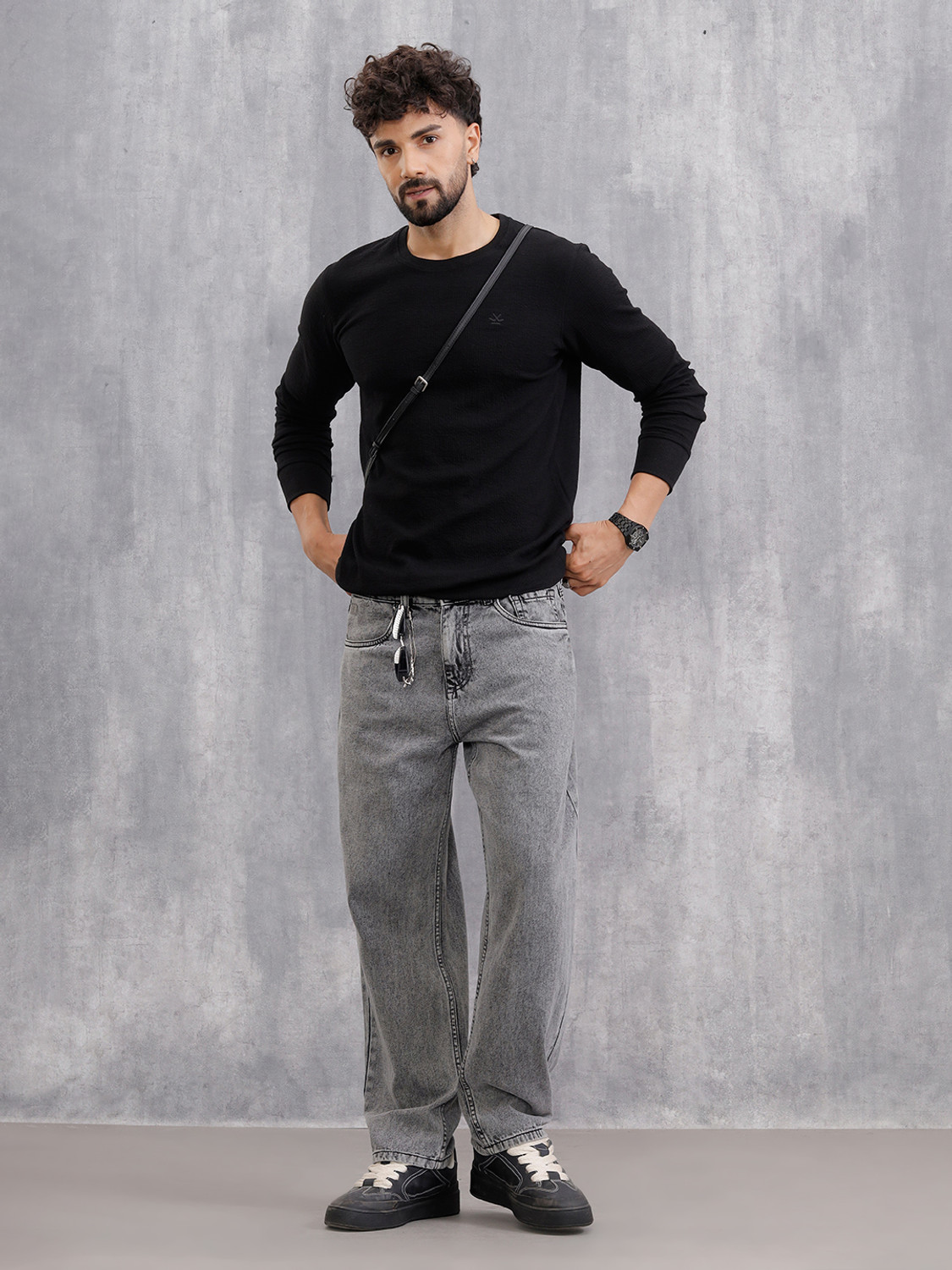 Image of WROGN Men Solid Crew Neck Pure Cotton Black T-Shirt