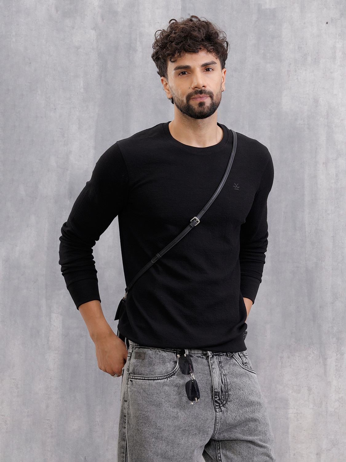 Image of WROGN Men Solid Crew Neck Pure Cotton Black T-Shirt