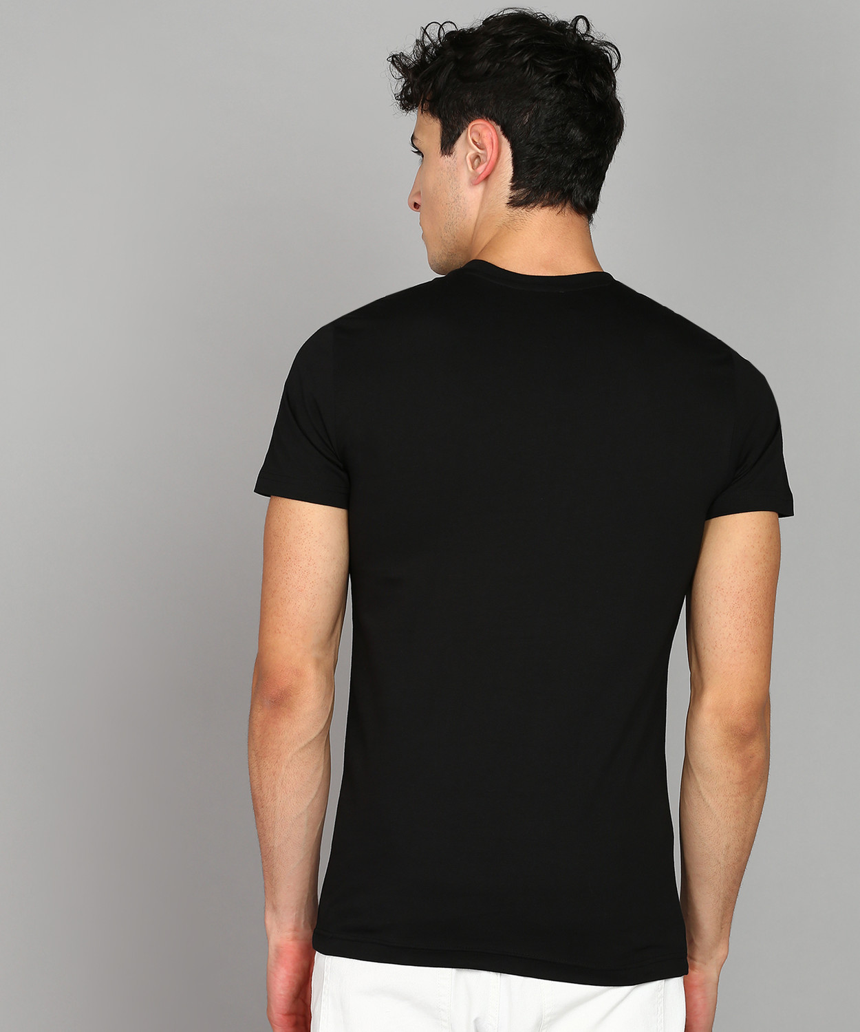 Image of United Colors of Benetton Solid Men Round Neck Black T-Shirt