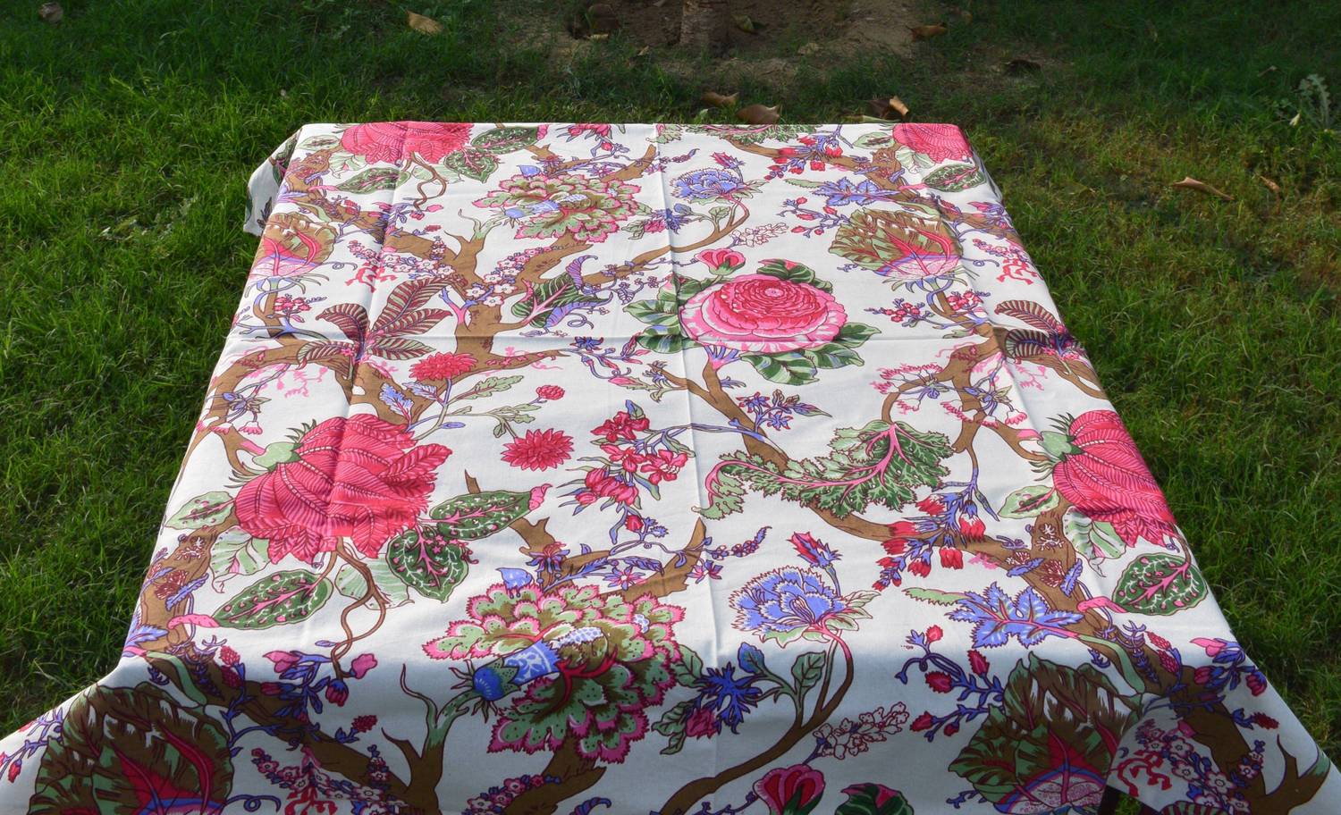 CAPUA Satin 4 Seater Floral Table Cover