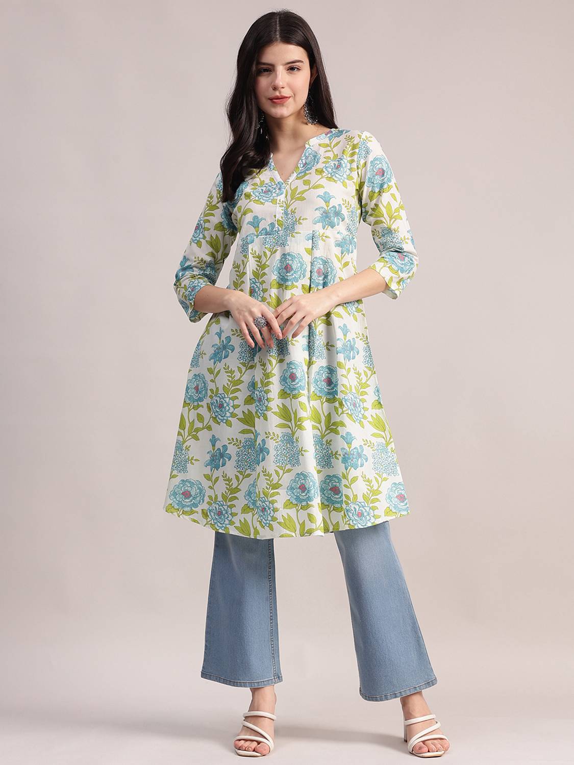 Aavyora Women Floral Print Flared Kurta