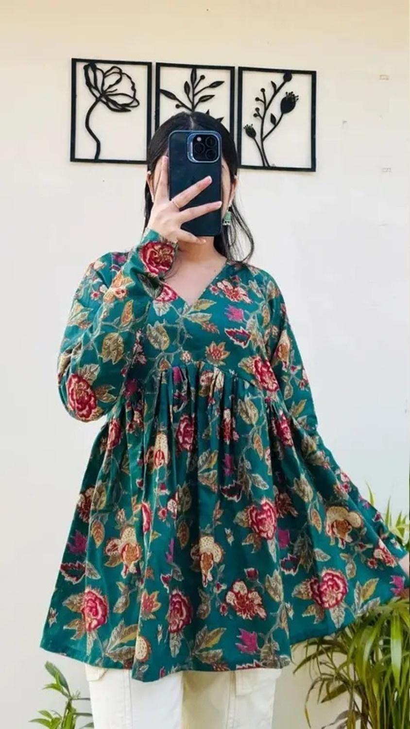 Image of BIBHATSU Casual Floral Print Women Black, Green Top