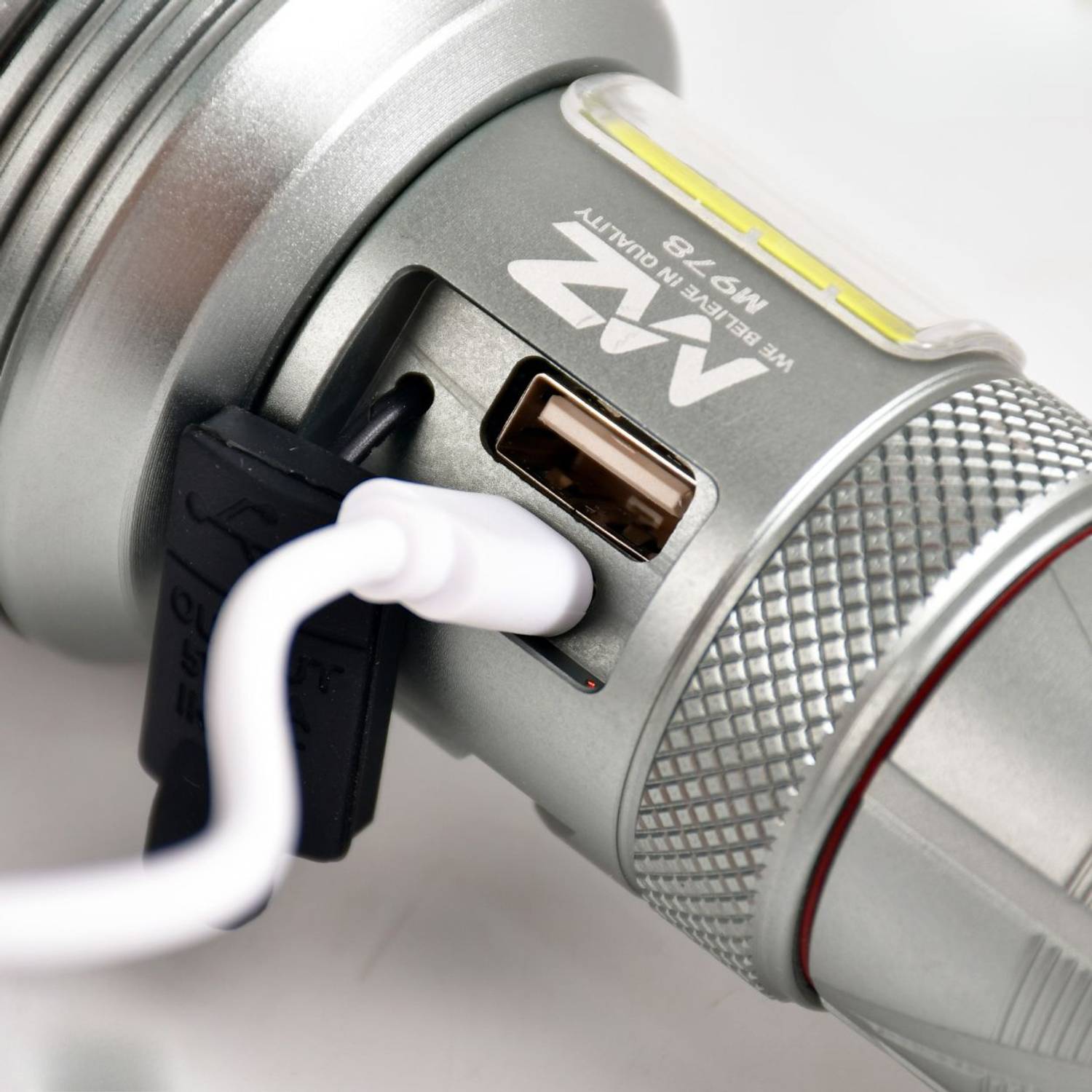 MZ M978(RECHARGEABLE LED METAL TORCH) Zoomable 250W with 5200mAh