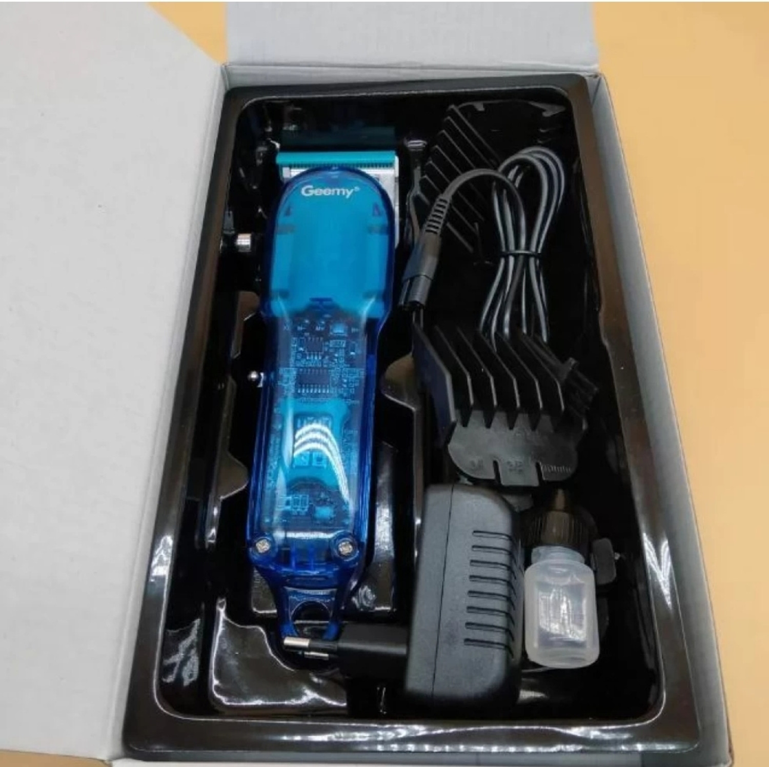 Image of Geemy Professional hair clipper gm 6696 LED display indigreter Trimmer 120 min Runtime 8 Length Settings