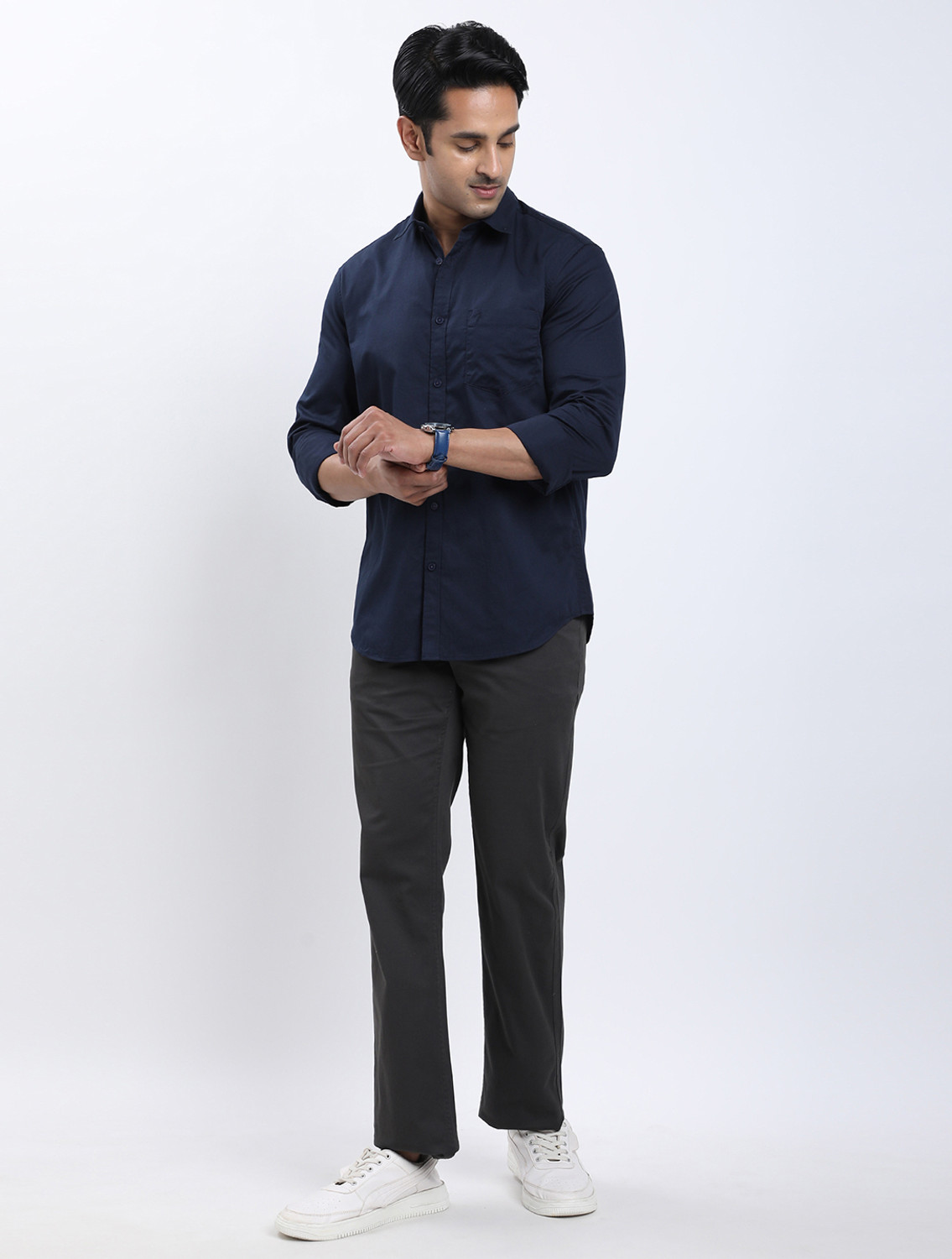 Image of INDIAN TERRAIN Regular Fit Men Grey Trousers