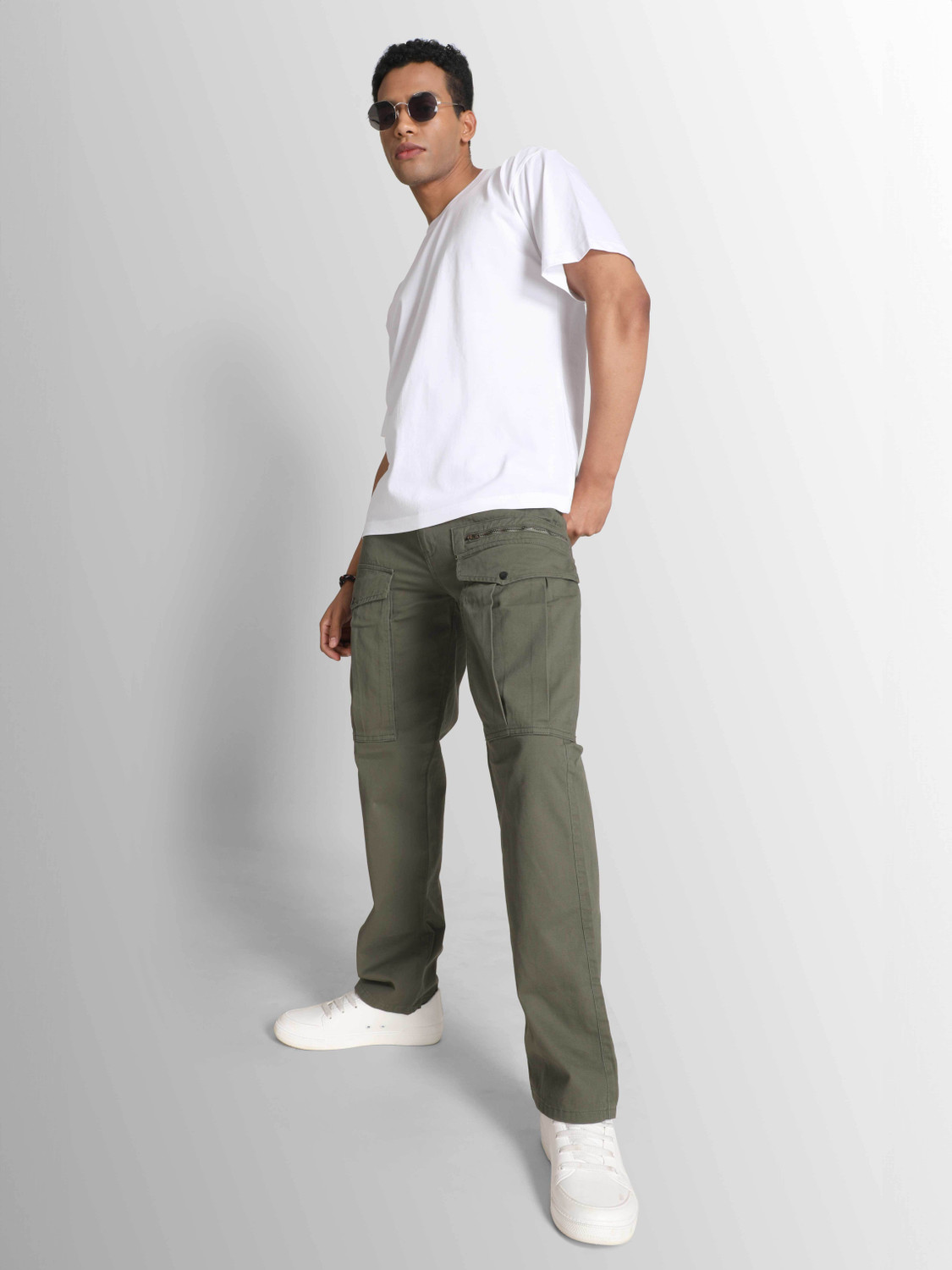 Image of Roadster Loose Fit Men Green Trousers