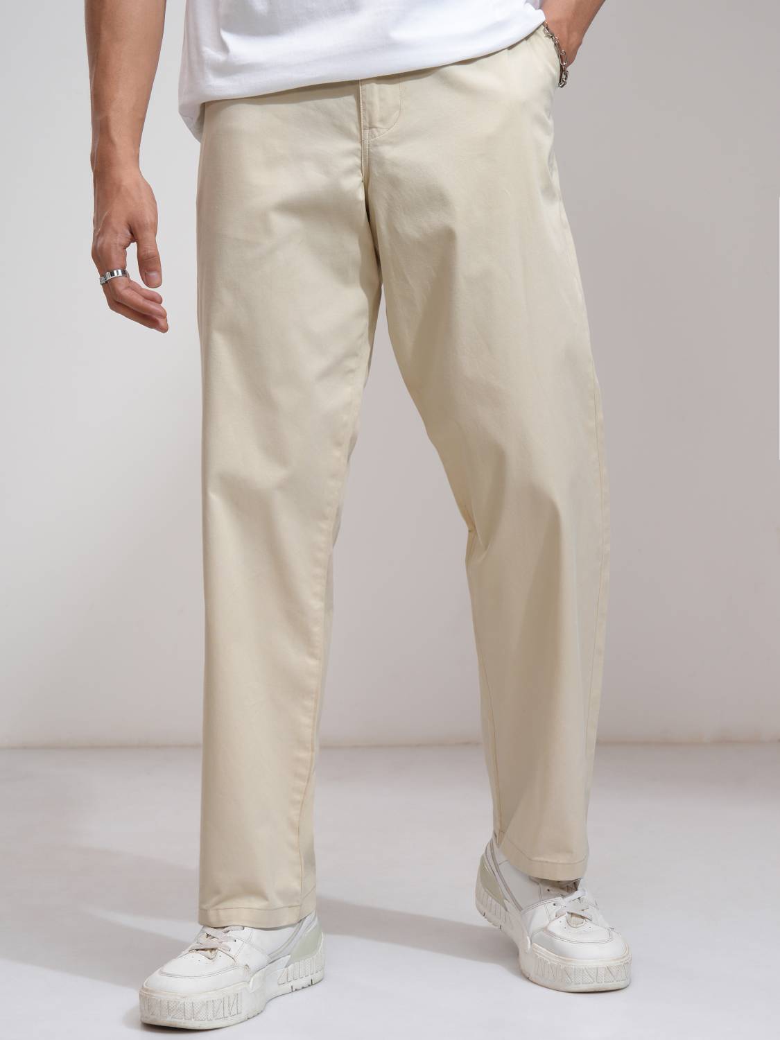 HIGHLANDER Men Straight Fit White Cotton Trousers - Image 1