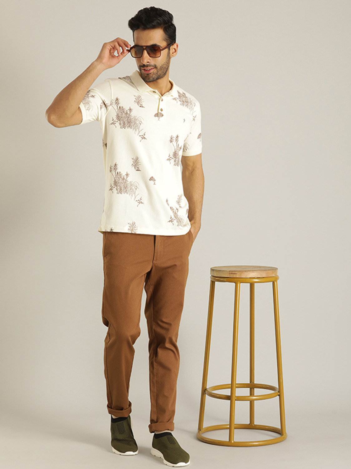 Image of INDIAN TERRAIN Slim Fit Men Brown Trousers