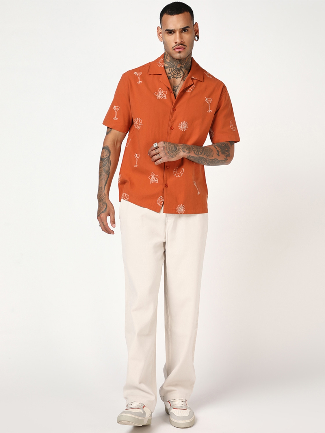 Image of BEWAKOOF Regular Fit Men Beige Trousers