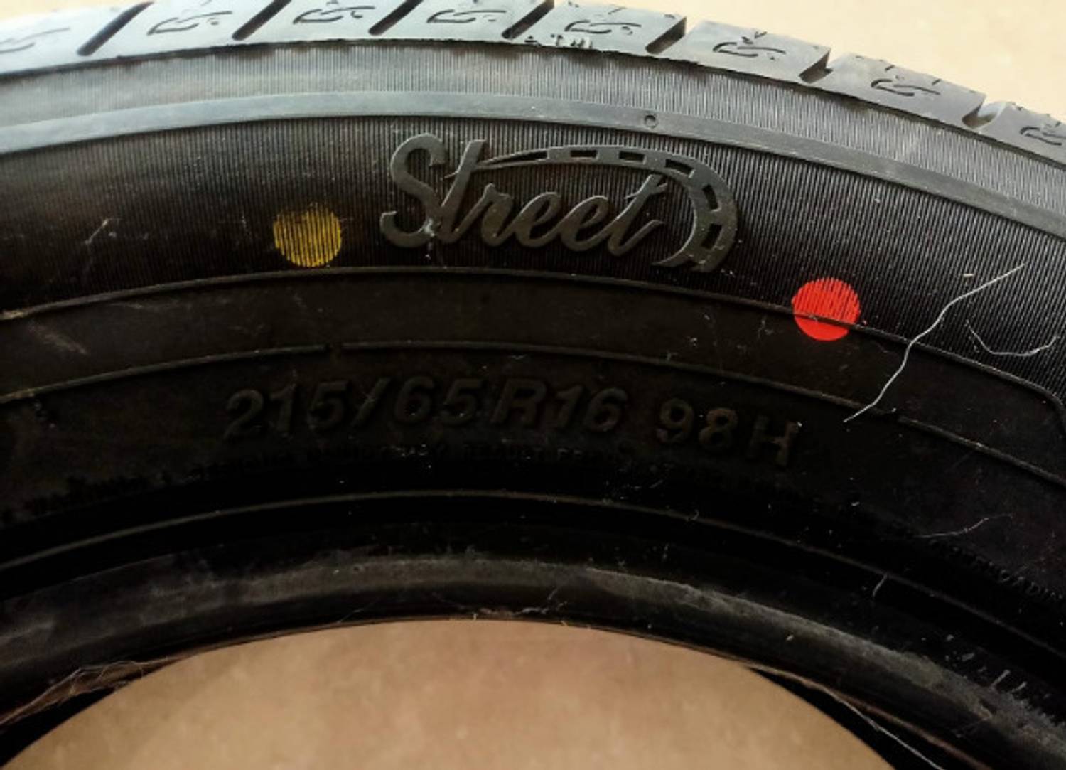 MRF 215/65R16 98H WANDERER STREET TUBELESS CAR TYRE 4 Wheeler Tyre