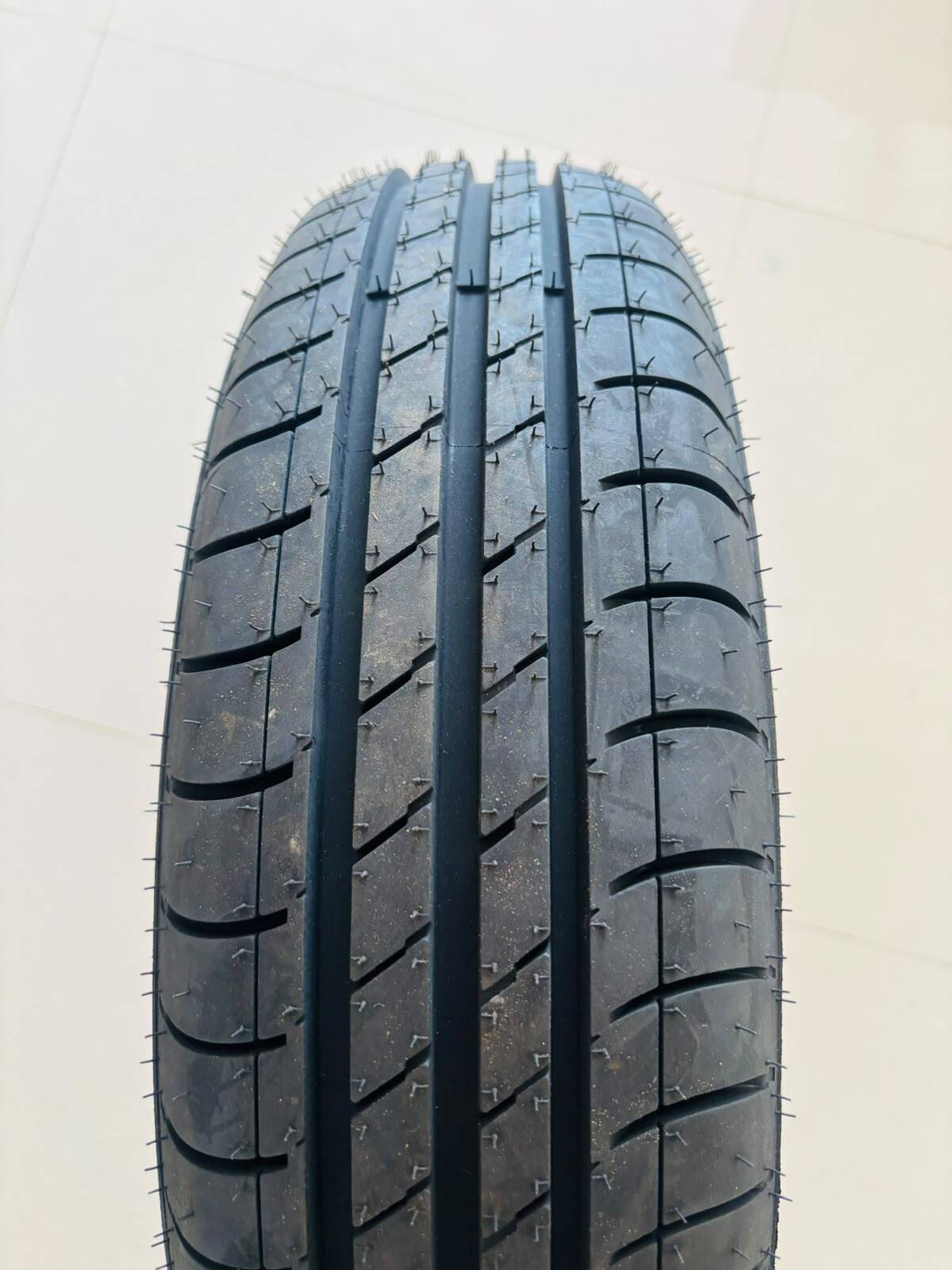Image of Apollo 165 /80R14 85T AMAZER 4G LIFE+ TUBELESS TYRE 4 Wheeler Tyre
