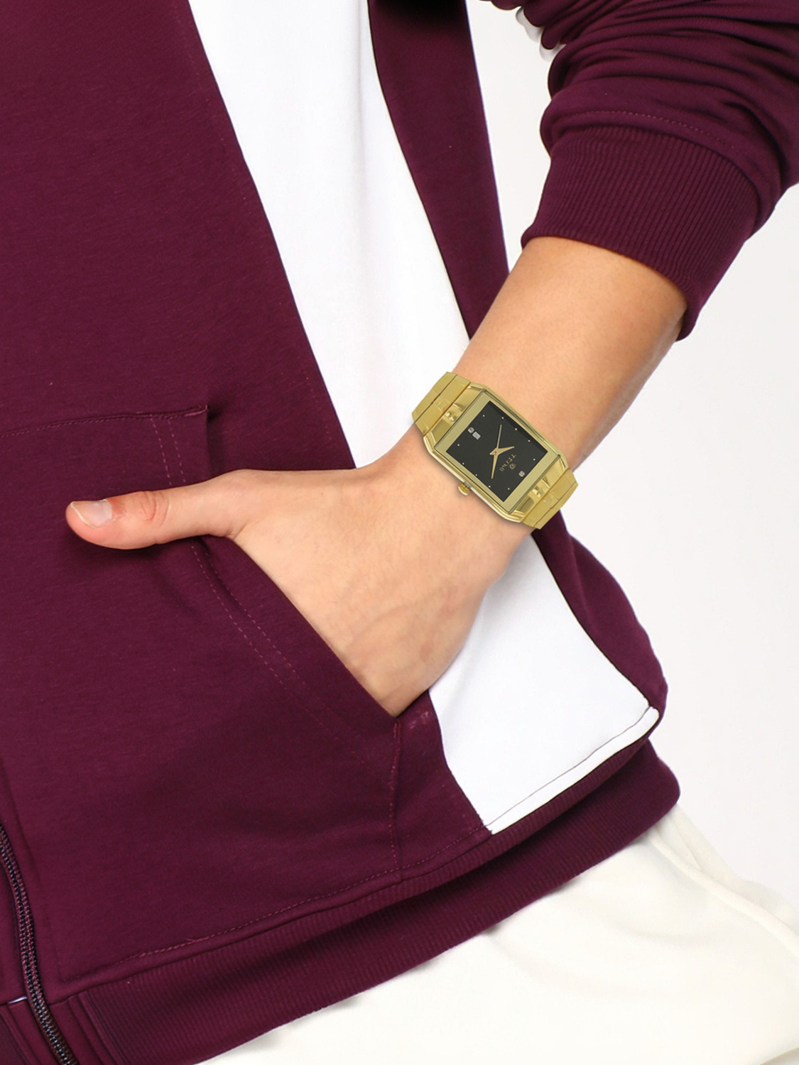 Image of Titan Titan Karishma with Date Black Dial Golden MetalStrap Analog Watch - For Men