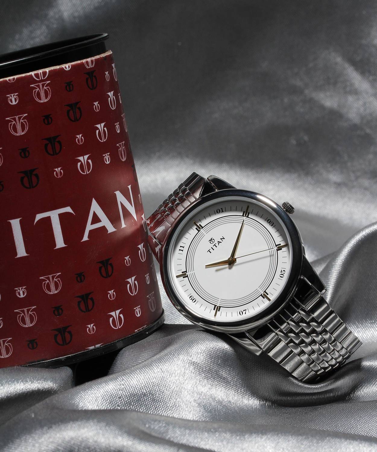 Titan NP1773SM01 White Dial Silver Metal Strap Analog Watch - Image 3
